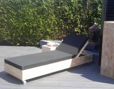 Gartenliege mit Kissen