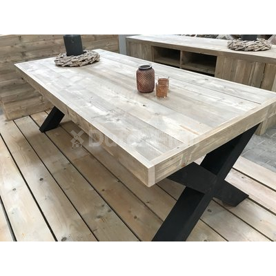 steigerhout tafel 3dik metaal 400x400 - Tisch mit Stahlfüße X-Form industriell