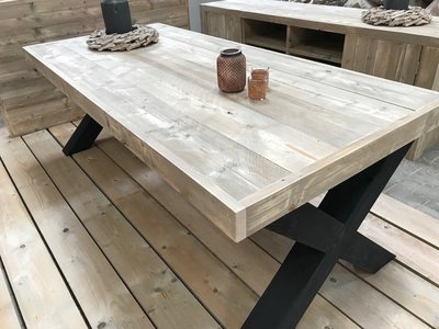 Tisch mit Stahlfüße X-Form industriell